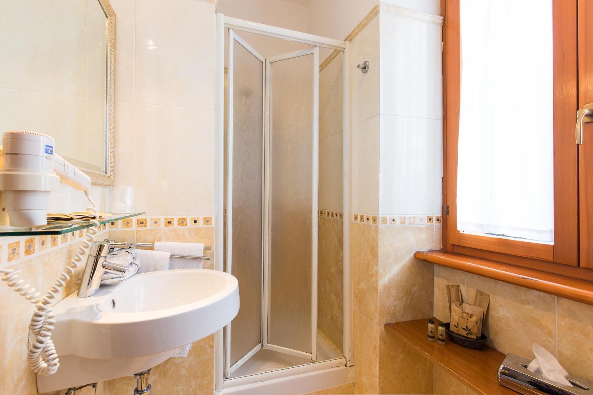 Hotel Arco Di Travertino Roma Esterno foto