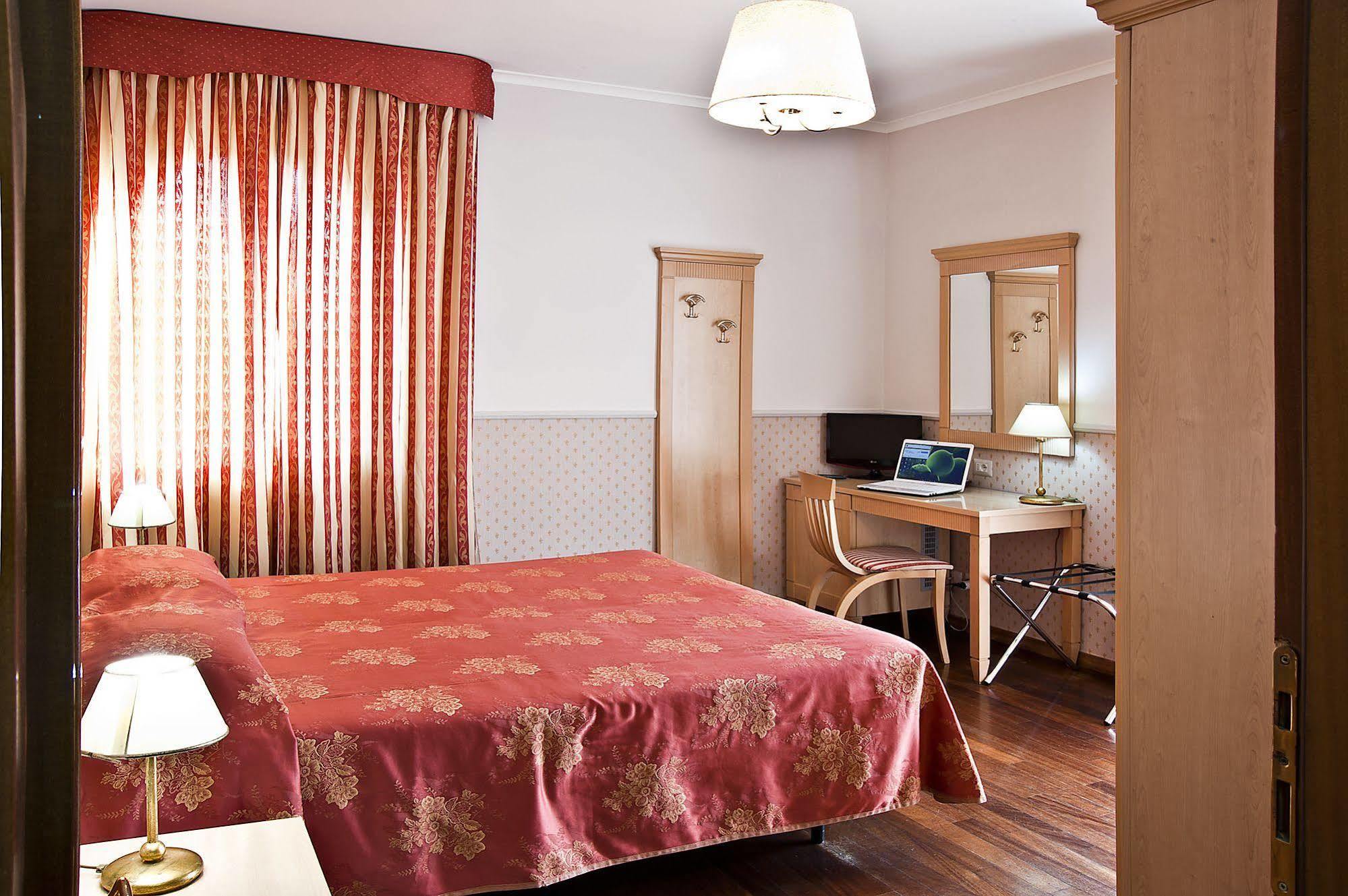 Hotel Arco Di Travertino Roma Esterno foto